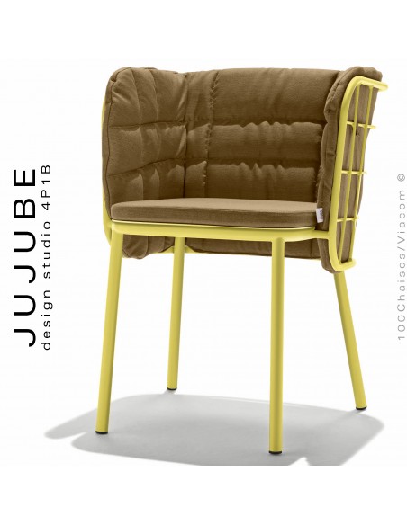 Fauteuil confort extérieur design JUJUBE, piétement peint jaune, assise et dossier habillage tissu camel hydrofuge.