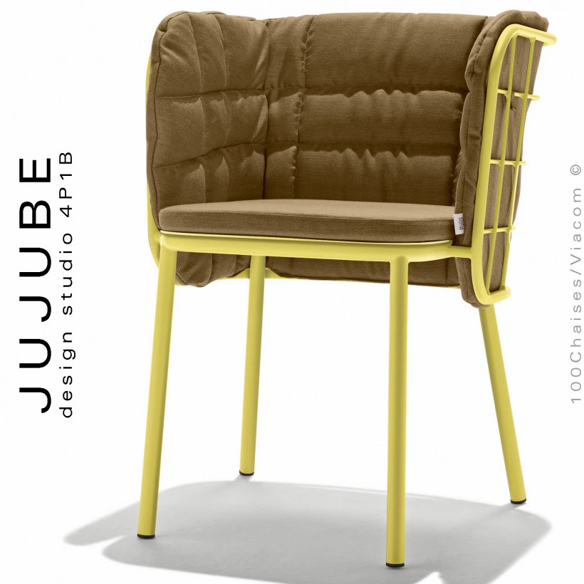 Fauteuil confort extérieur design JUJUBE, piétement peint jaune, assise et dossier habillage tissu camel hydrofuge.