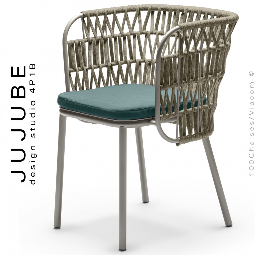 Fauteuil confort pour terrasse extérieur JUJUBE, structure acier peint sable avec coussin bleu, tressé corde camel.