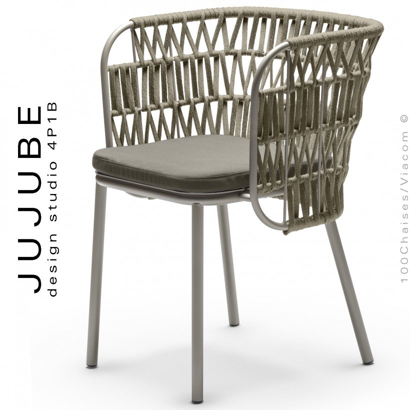 Fauteuil confort pour terrasse extérieur JUJUBE, structure acier peint sable avec coussin gris, tressé corde camel.