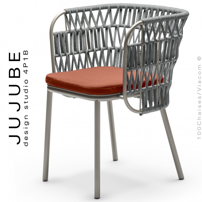 Fauteuil confort pour terrasse extérieur JUJUBE, structure acier peint sable avec coussin rouge, tressé corde argent.