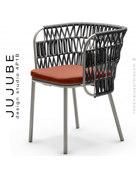 Fauteuil confort pour terrasse extérieur JUJUBE, structure acier peint sable avec coussin rouge, tressé corde noir.