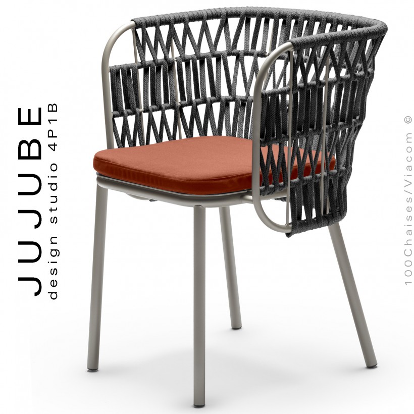 Fauteuil confort pour terrasse extérieur JUJUBE, structure acier peint sable avec coussin rouge, tressé corde noir.