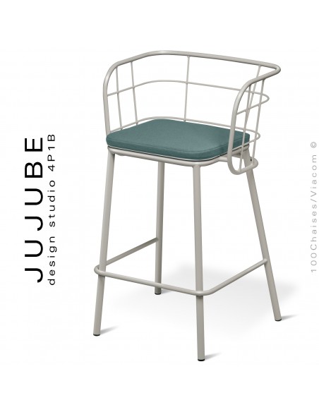 Tabouret de bar pour terrasse extérieur design JUJUBE, piétement peint sable, assise coussin tissu bleu.