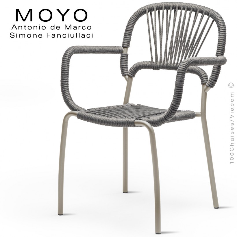 Fauteuil chic d'extérieur design MOYO, structure acier peint sable, assise tressage corde gris argent.