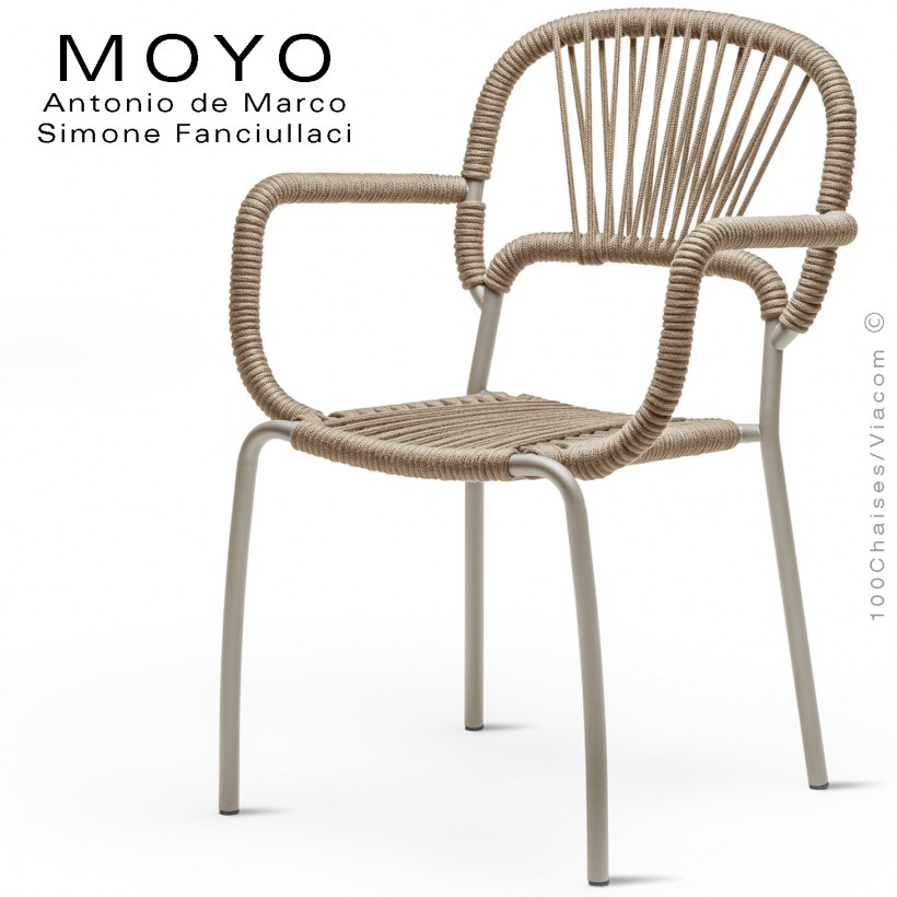 Fauteuil chic d'extérieur design MOYO, structure acier peint sable, assise tressage corde gris camel.