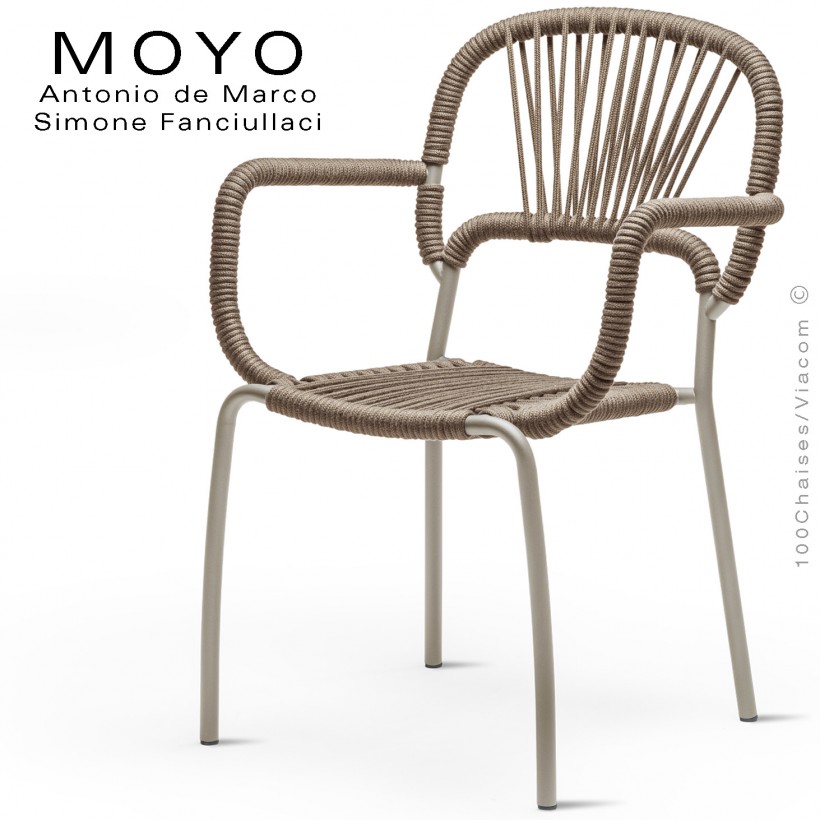 Fauteuil chic d'extérieur design MOYO, structure acier peint sable, assise tressage corde cuivre.