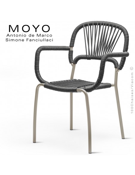 FauteuFauteuil chic d'extérieur design MOYO, structure acier peint sable, assise tressage corde noir.