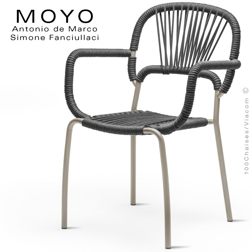 FauteuFauteuil chic d'extérieur design MOYO, structure acier peint sable, assise tressage corde noir.