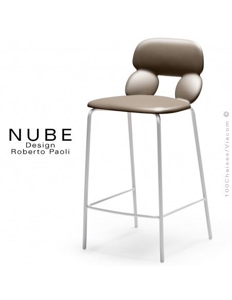 Tabouret de cuisine design NUBE, piétement acier peint blanc avec repose pieds, assise coque plastique souple sable.