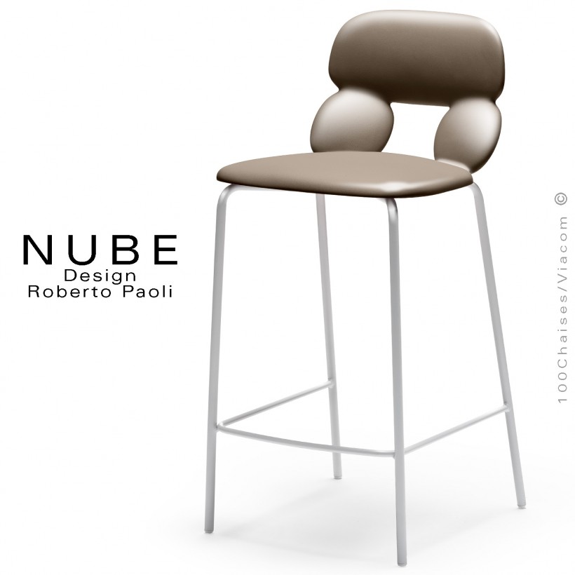 Tabouret de cuisine design NUBE, piétement acier peint blanc avec repose pieds, assise coque plastique souple sable.