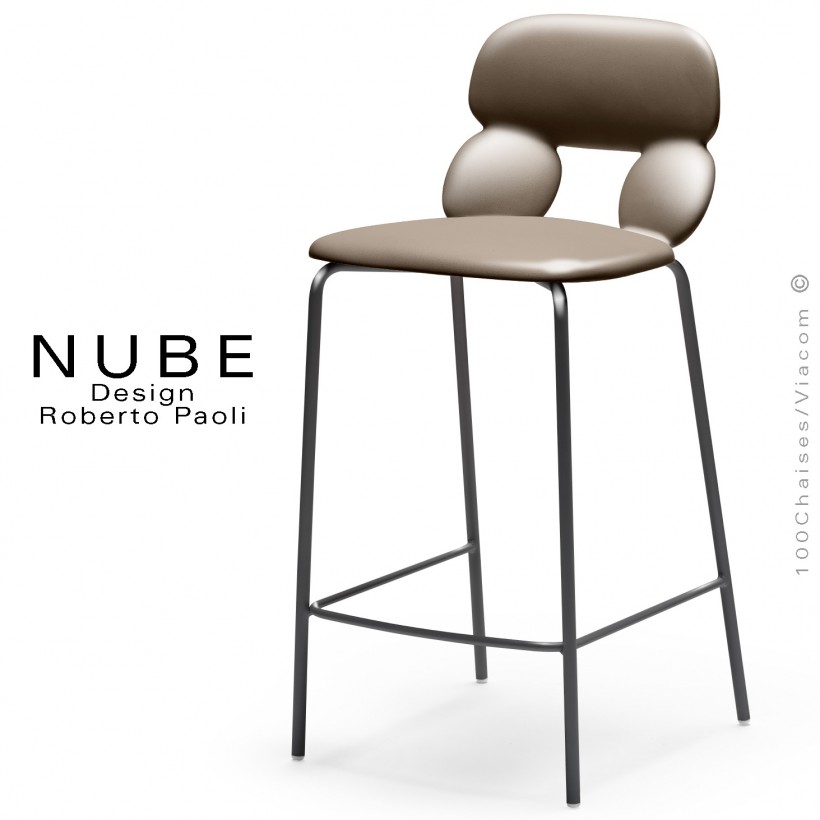 Tabouret de cuisine design NUBE, piétement acier peint noir avec repose pieds, assise coque plastique souple couleur sable.