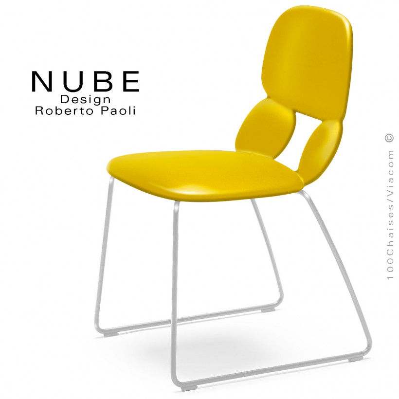 Chaise pour collectivité ou domestique NUBE, piétement luge acier peint blanc, assise coque plastique souple couleur jaune.