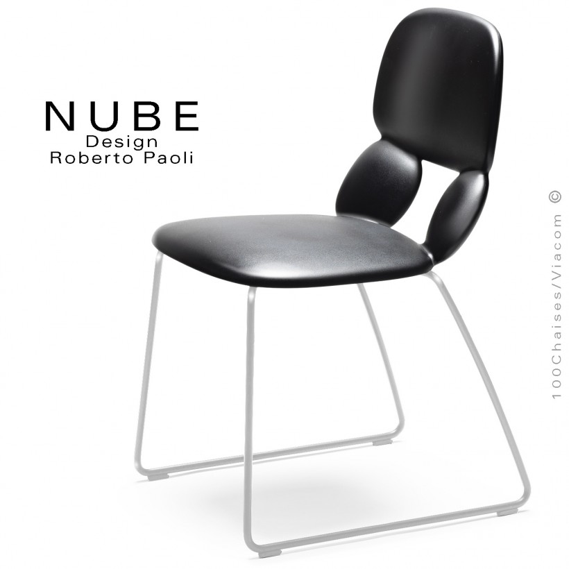 Chaise pour collectivité ou domestique NUBE, piétement luge acier peint blanc, assise coque plastique souple couleur noir.