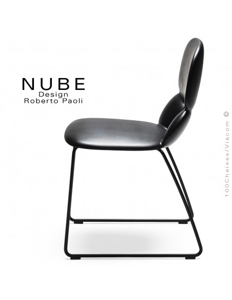 Chaise pour collectivité ou domestique NUBE, piétement luge acier peint noir, assise coque plastique souple couleur noire.