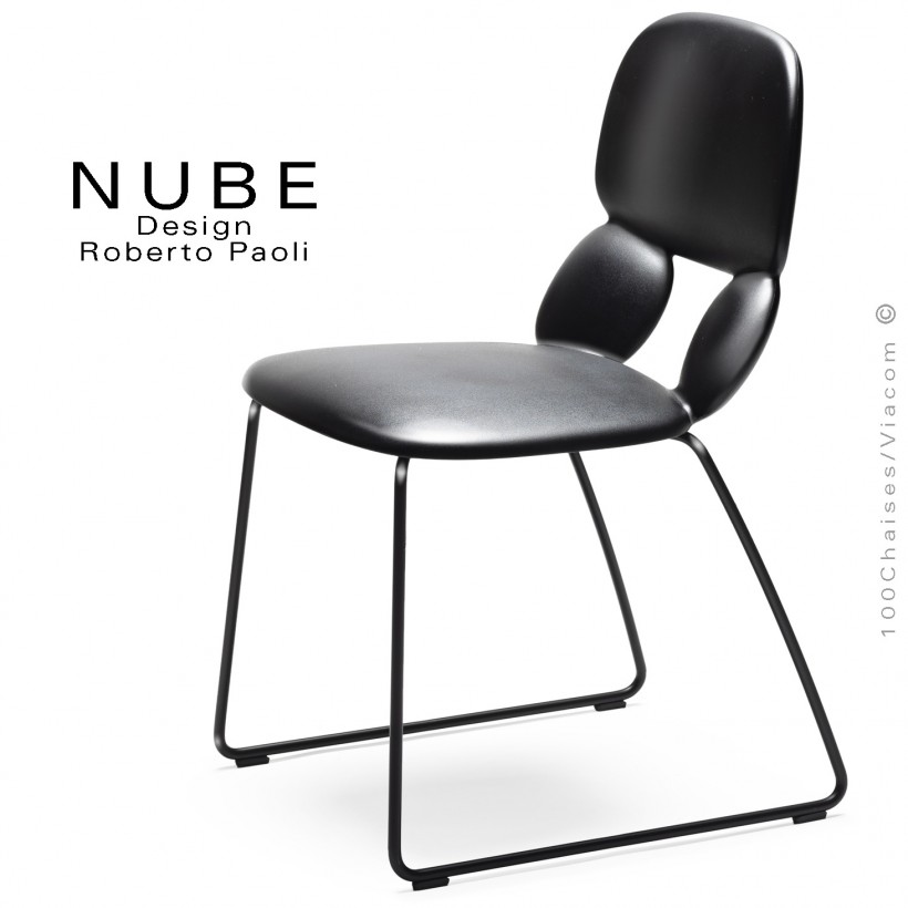 Chaise pour collectivité ou domestique NUBE, piétement luge acier peint noir, assise coque plastique souple couleur noire.