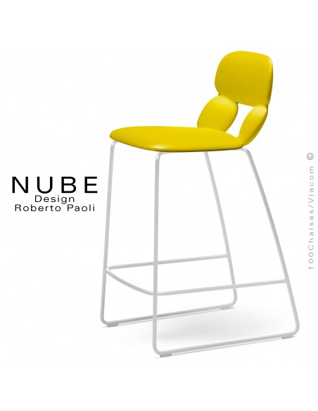 Tabouret de cuisine design NUBE, piétement luge acier peint blanc avec repose pieds, assise coque plastique jaune.