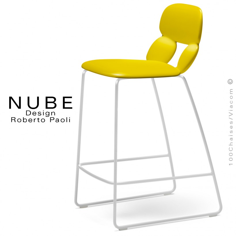 Tabouret de cuisine design NUBE, piétement luge acier peint blanc avec repose pieds, assise coque plastique jaune.