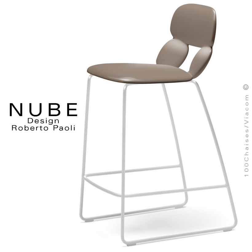 Tabouret de cuisine design NUBE, piétement luge acier peint blanc avec repose pieds, assise coque plastique sable.