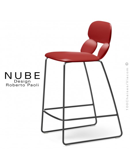 Tabouret de cuisine design NUBE, piétement luge acier peint noir avec repose pieds, assise coque plastique rouge.