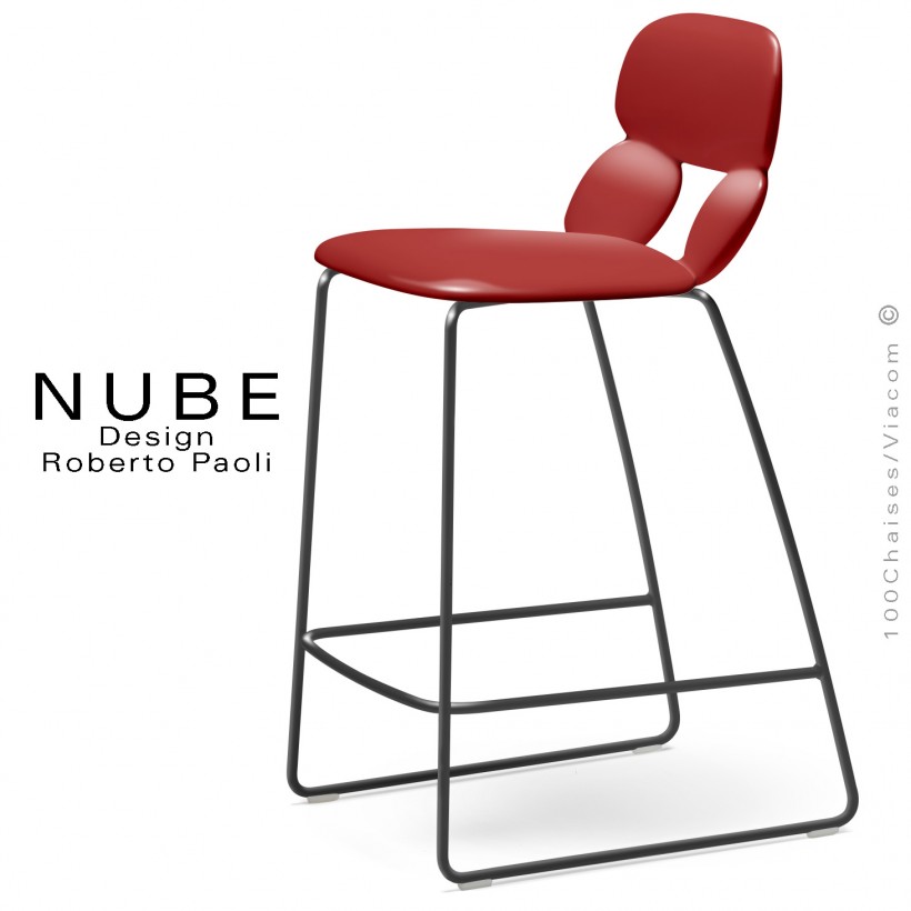 Tabouret de cuisine design NUBE, piétement luge acier peint noir avec repose pieds, assise coque plastique rouge.