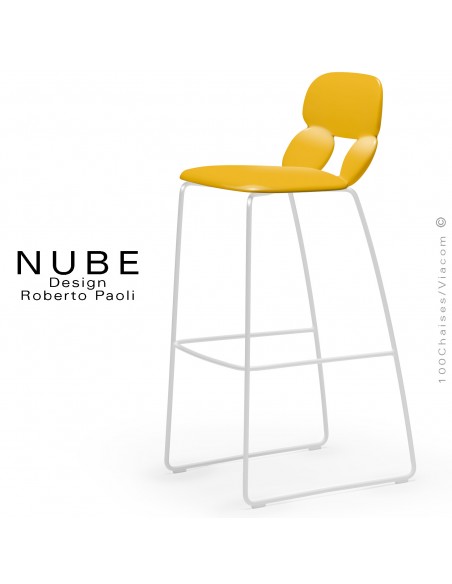 Tabouret de bar ou domestique design NUBE, piétement luge peint blanc, assise coque plastique souple jaune.