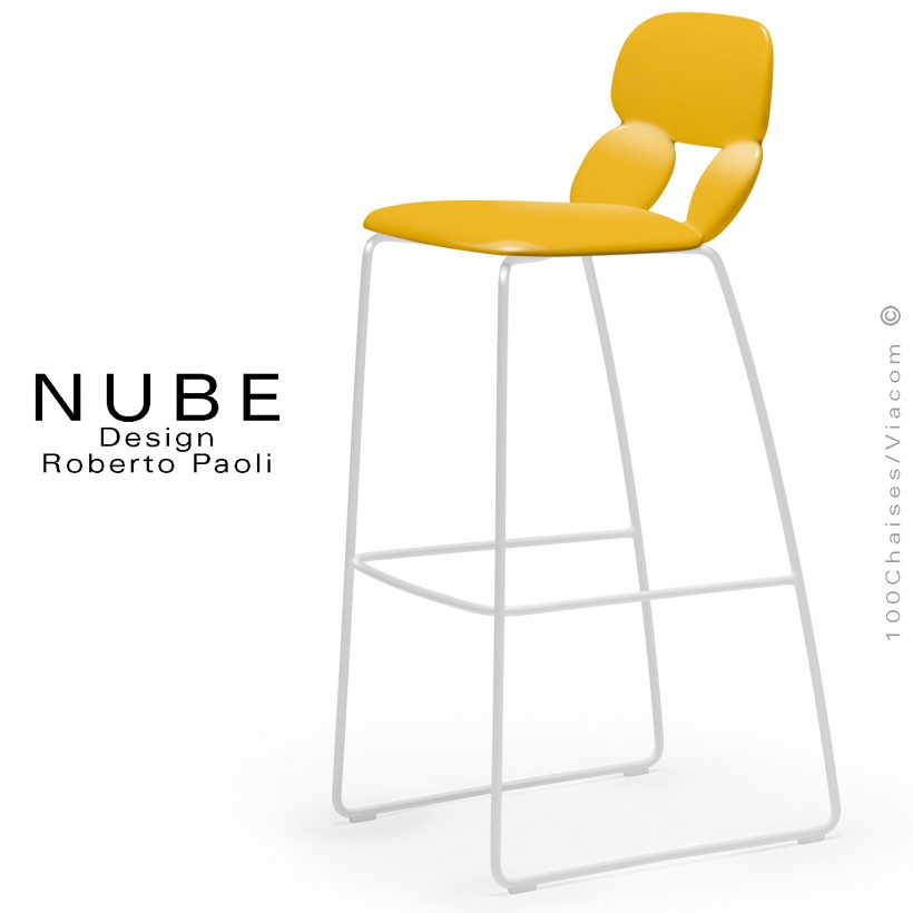 Tabouret de bar ou domestique design NUBE, piétement luge peint blanc, assise coque plastique souple jaune.