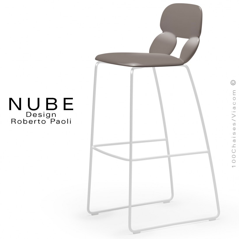 Tabouret de bar ou domestique design NUBE, piétement luge peint blanc, assise coque plastique souple sable.