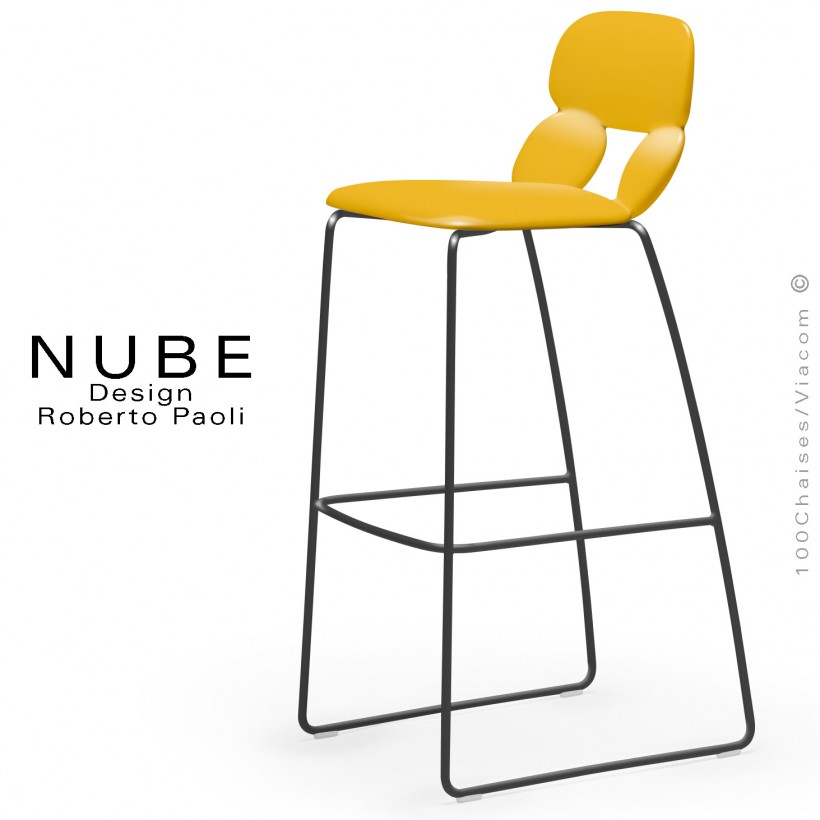 Tabouret de bar ou domestique design NUBE, piétement luge peint noir, assise coque plastique souple jaune.