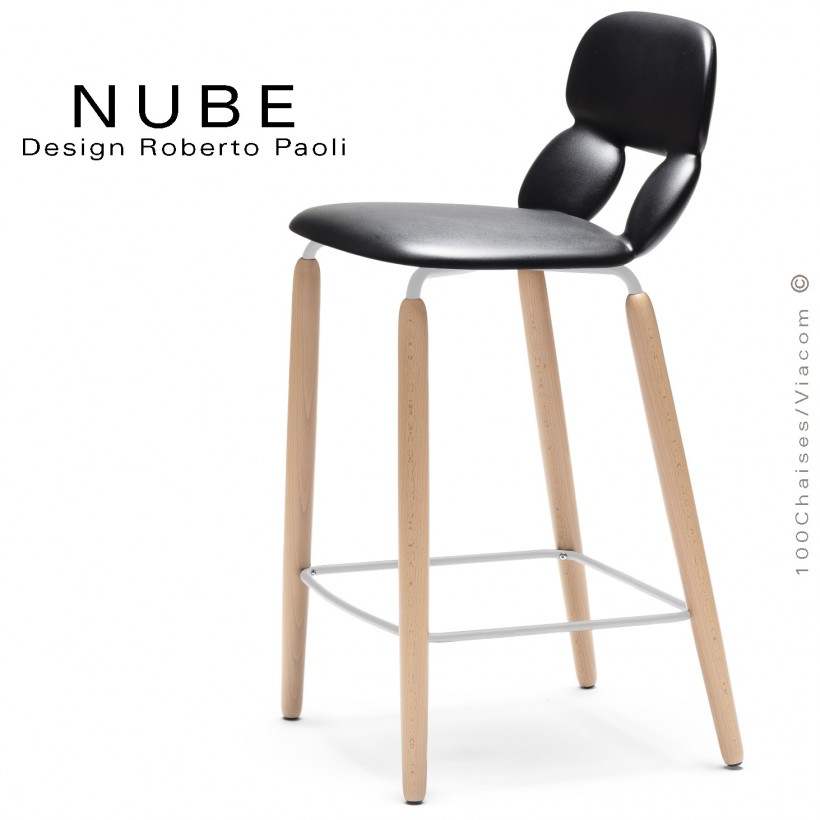 Tabouret de cuisine design NUBE, piétement bois vernis naturel et structure blanche avec repose pieds, assise plastique noire