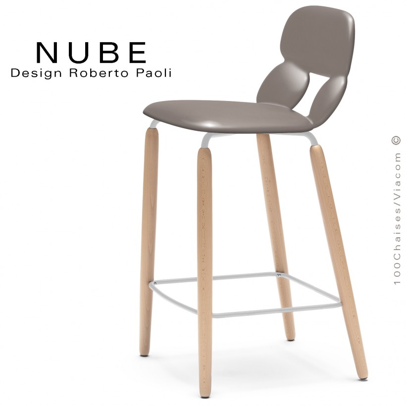 Tabouret de cuisine design NUBE, piétement bois vernis naturel et structure blanche avec repose pieds, assise plastique sable