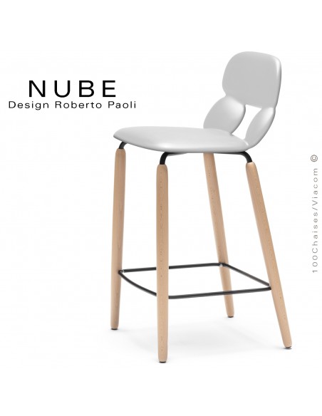 Tabouret de cuisine design NUBE, piétement bois vernis naturel et structure noir avec repose pieds, assise plastique blanc.