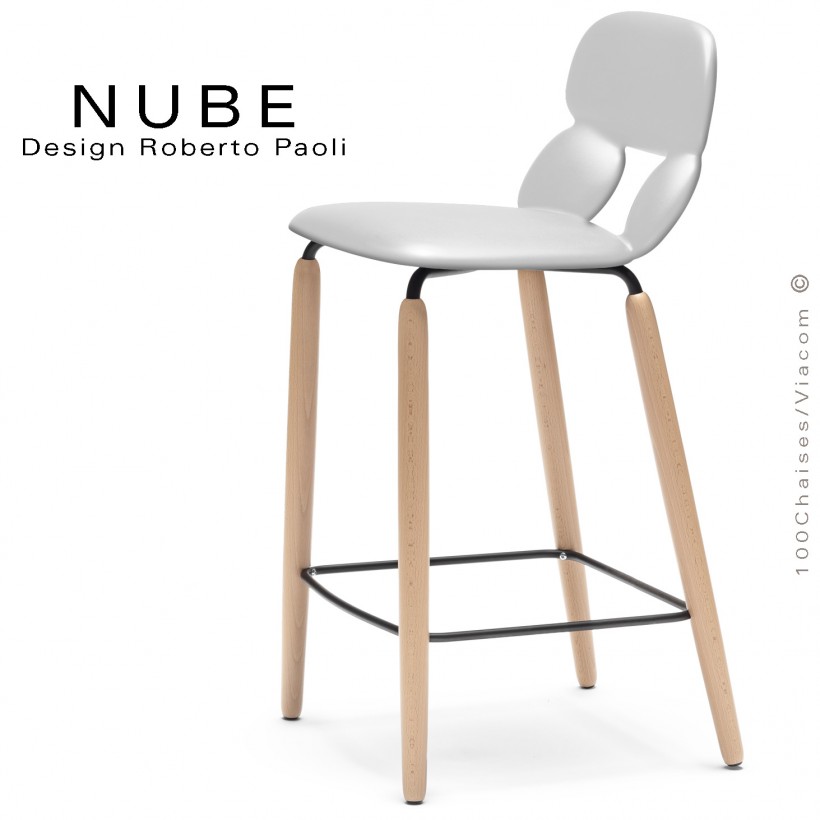 Tabouret de cuisine design NUBE, piétement bois vernis naturel et structure noir avec repose pieds, assise plastique blanc.