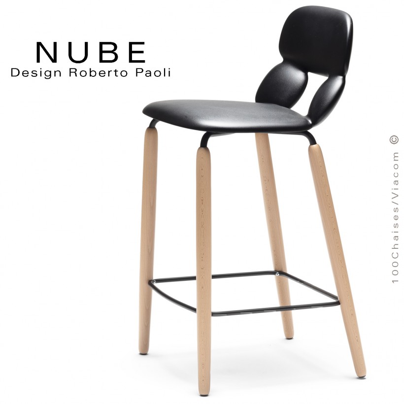 Tabouret de cuisine design NUBE, piétement bois vernis naturel et structure noir avec repose pieds, assise plastique noire.