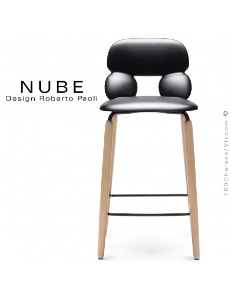 Tabouret de cuisine design NUBE, piétement bois vernis naturel et structure noir avec repose pieds, assise plastique noire.