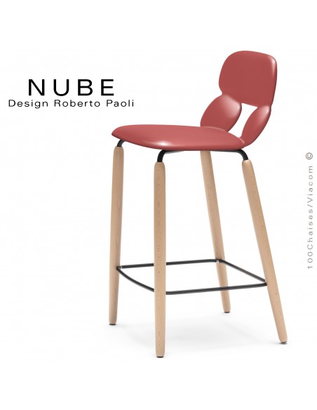 Tabouret de cuisine design NUBE, piétement bois vernis naturel et structure noir avec repose pieds, assise plastique rouge.