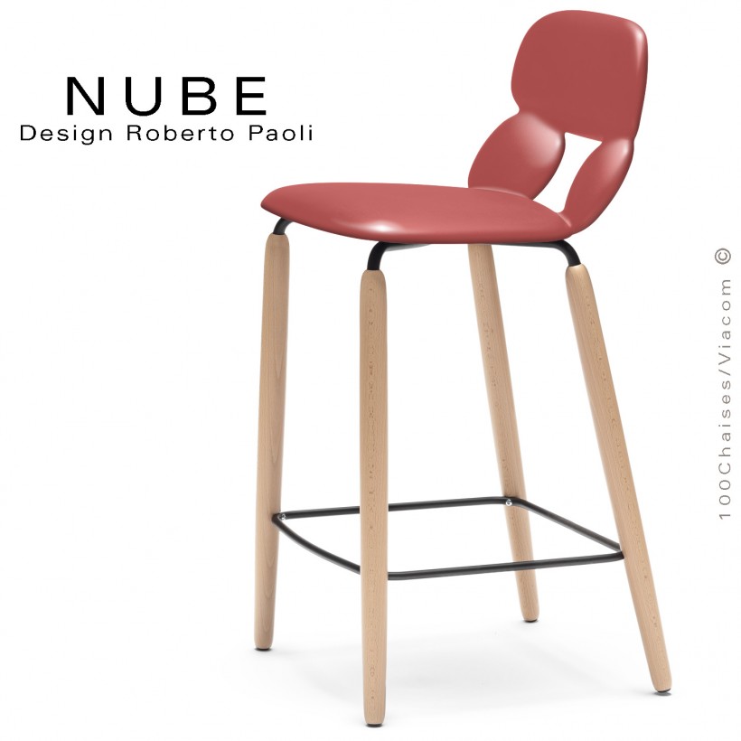 Tabouret de cuisine design NUBE, piétement bois vernis naturel et structure noir avec repose pieds, assise plastique rouge.