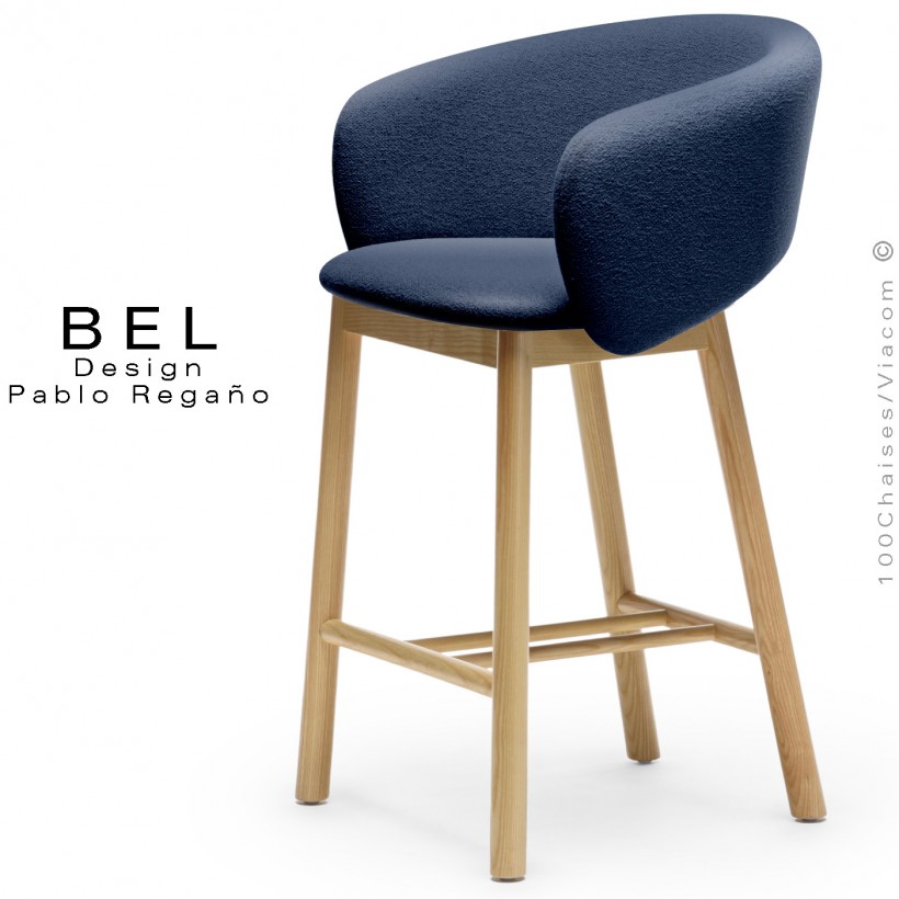 Tabouret de cuisine confort BEL, piétement bois massif de Frêne naturel, assise habillage tissu bouclé bleu marine.