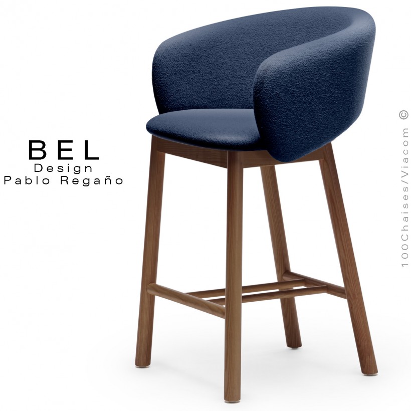 Tabouret de cuisine confort BEL, piétement bois massif de Frêne noyer, assise habillage tissu bouclé bleu marine.