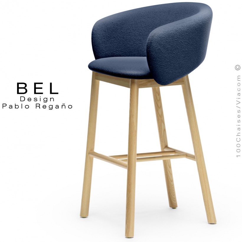 Tabouret de bar confort design BEL, piétement bois massif de Frêne naturel, assise et dossier tissu bouclé bleu marine.