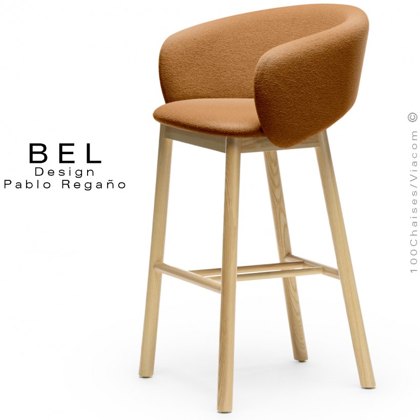 Tabouret de bar confort design BEL, piétement bois massif de Frêne naturel, assise et dossier tissu bouclé orange.