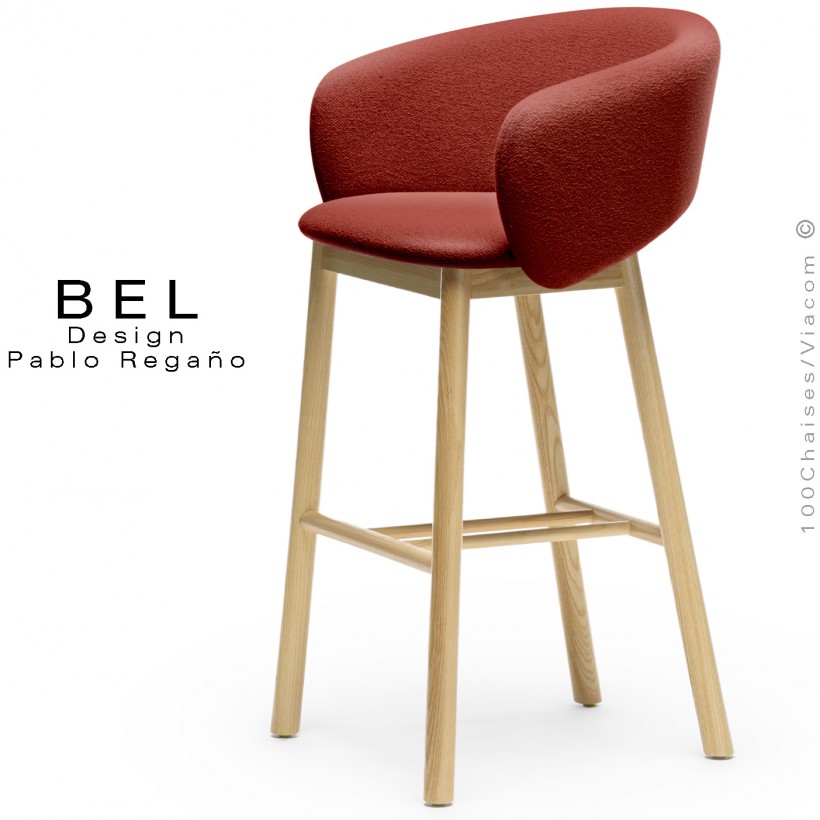 Tabouret de bar confort design BEL, piétement bois massif de Frêne naturel, assise et dossier tissu bouclé rouge.