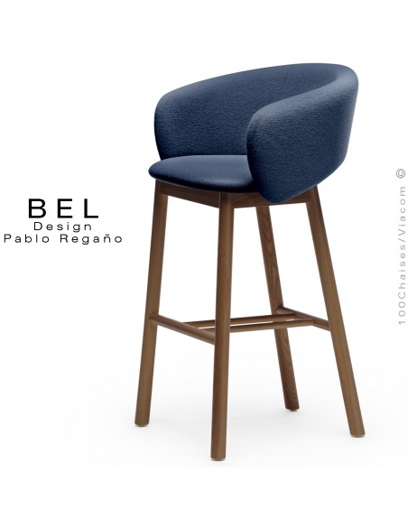 Tabouret de bar confort design BEL, piétement bois massif de Frêne teinté noyer, assise et dossier tissu bouclé bleu marine.