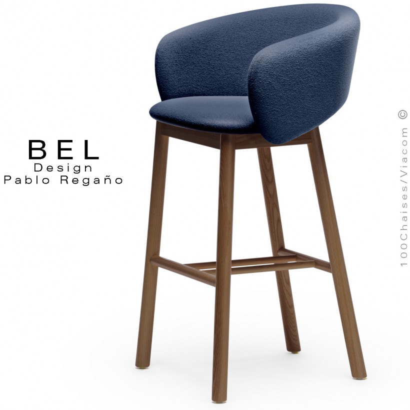 Tabouret de bar confort design BEL, piétement bois massif de Frêne teinté noyer, assise et dossier tissu bouclé bleu marine.