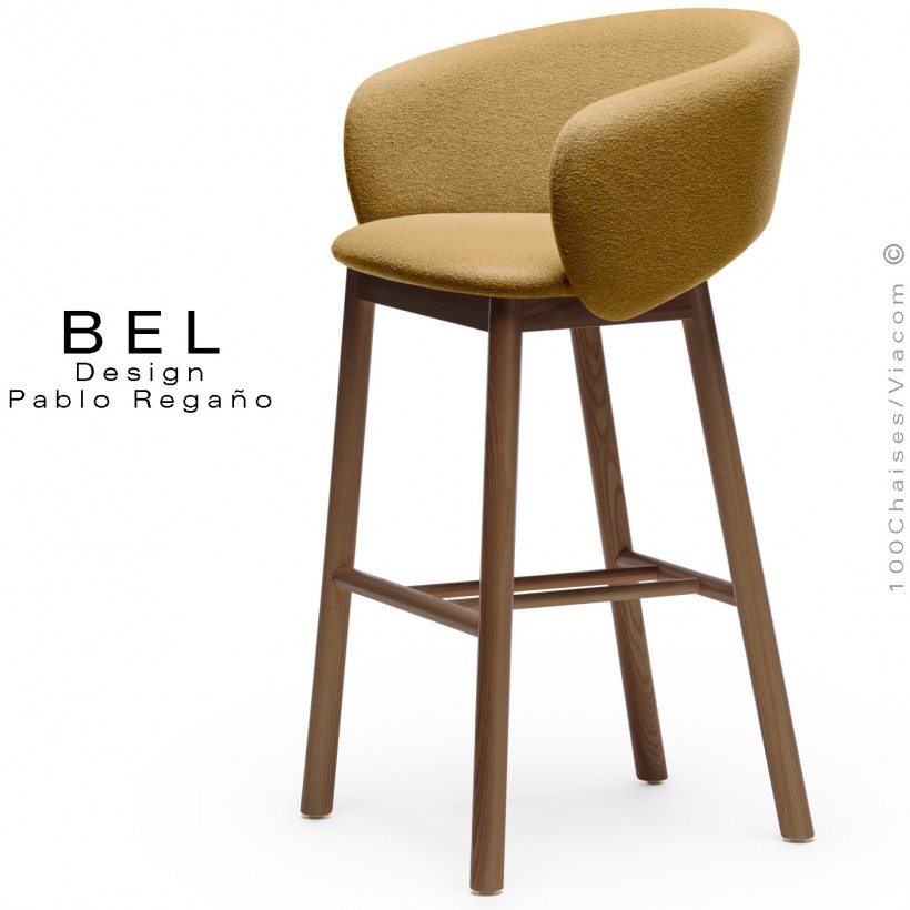 Tabouret de bar confort design BEL, piétement bois massif de Frêne teinté noyer, assise et dossier tissu bouclé jaune paille.