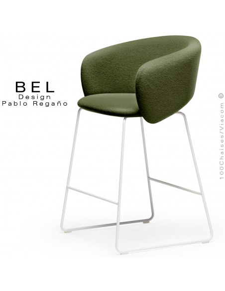 Tabouret de cuisine, confort et design BEL, piétement luge acier peint blanc, assise et dossier habillage tissu vert sapin.