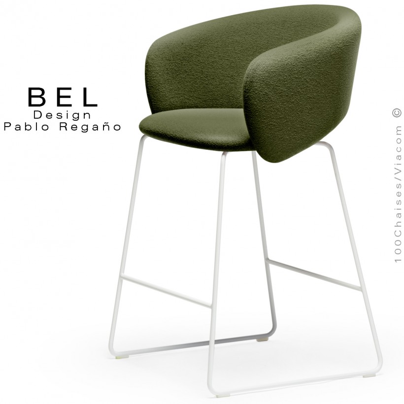 Tabouret de cuisine, confort et design BEL, piétement luge acier peint blanc, assise et dossier habillage tissu vert sapin.