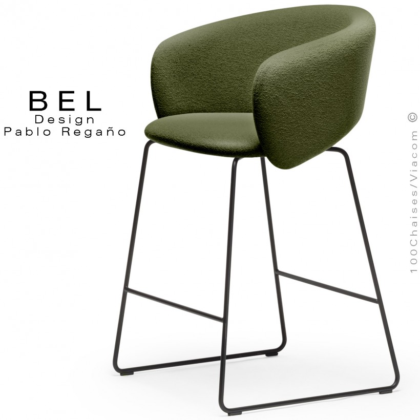 Tabouret de cuisine, confort et design BEL, piétement luge acier peint noir, assise et dossier habillage tissu vert sapin.