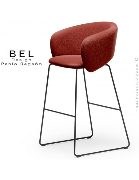 Tabouret de bar, confort et design BEL, piétement luge en rond d'acier peint noir, assise et dossier tissu bouclé rouge.