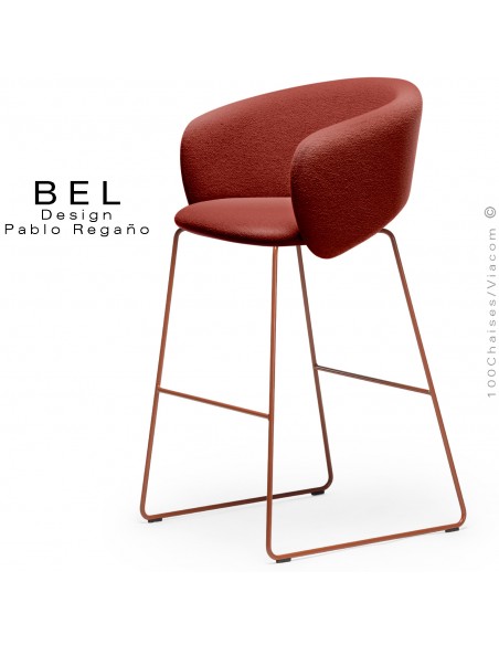 Tabouret de bar, confort et design BEL, piétement luge acier peint terracotta, assise et dossier tissu bouclé rouge.